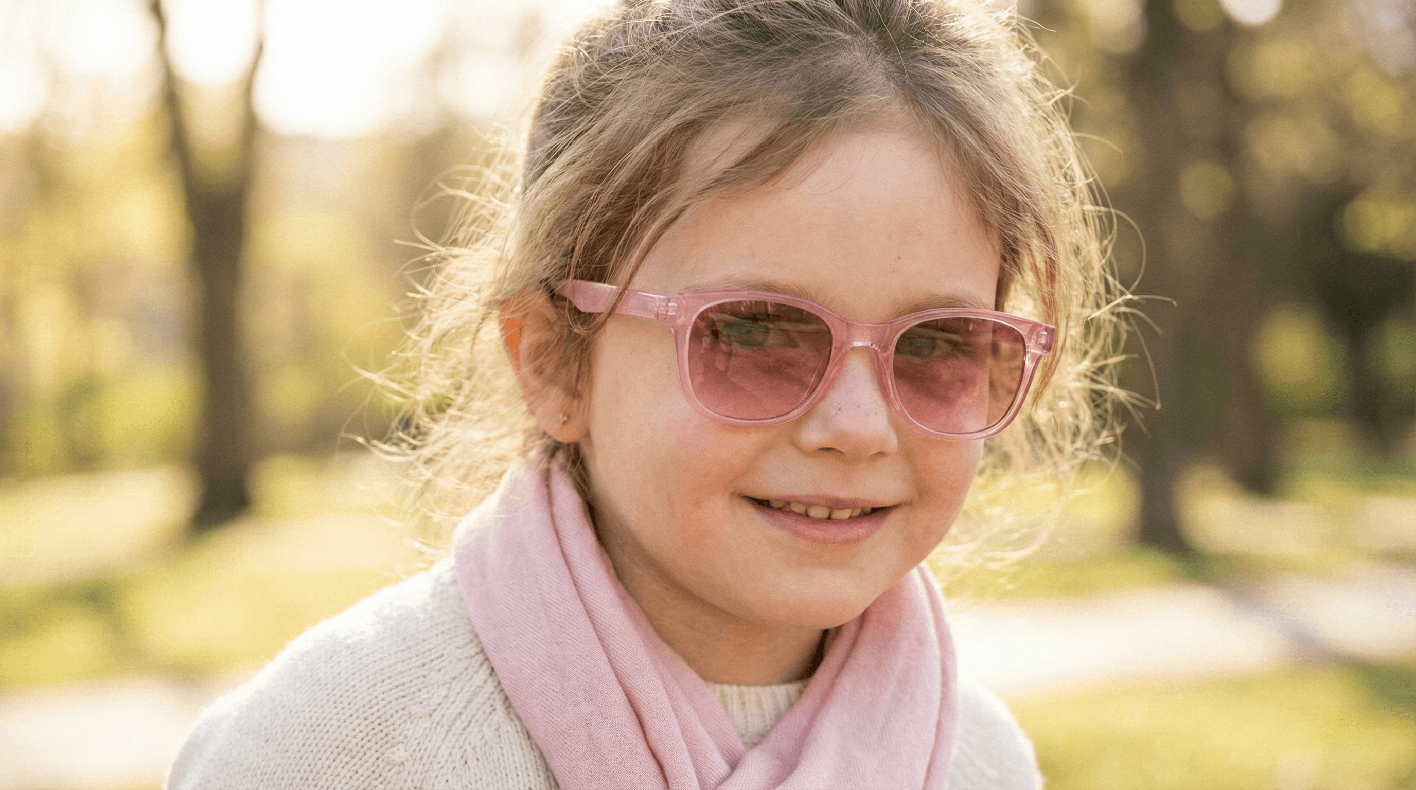 Kız çocuk pembe güneş gözlüğü